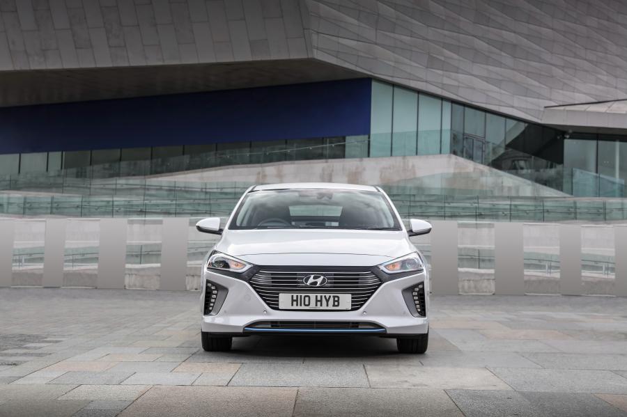  Hyundai IONIQ hybrid 2016 года  (UK) (фото 20 из 32)